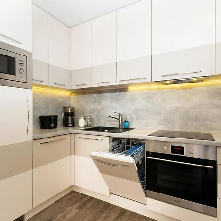 Stunning 2 Bedroom & Motlawa River View In By Renters Apartment