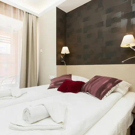 Stunning 2 Bedroom & Motlawa River View In By Renters Apartment *