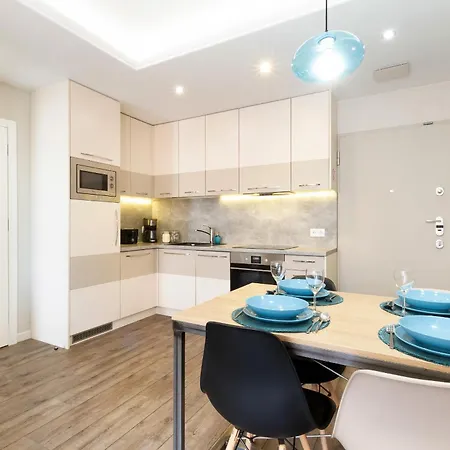 Stunning 2 Bedroom & Motlawa River View In By Renters Apartment *