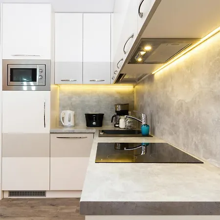 Stunning 2 Bedroom & Motlawa River View In By Renters Apartment